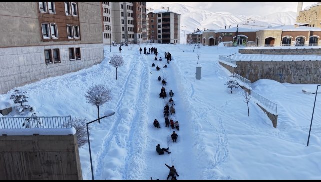 Yüksekova'da çocuklar mahalle yolunu kayak pistine çevirdi