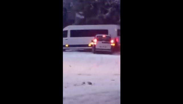 Karlı yolda duramayan araç minibüse çarptı