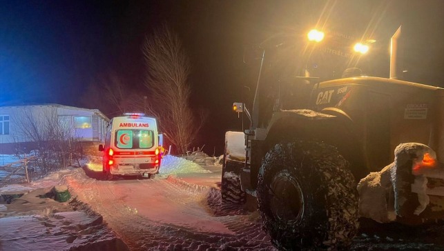 Van'da yolu kapanan mahallelerdeki hastalar, ekiplerin çalışmasıyla hastaneye ulaştırıldı