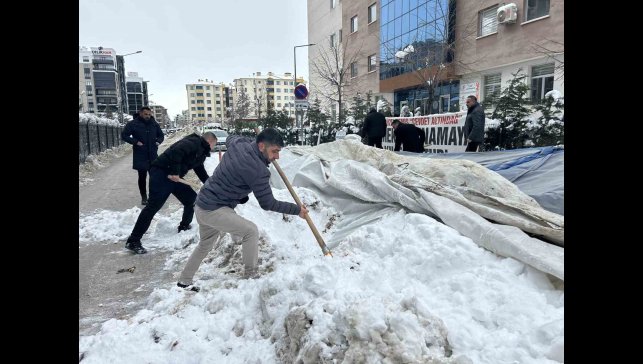 Van'da işten çıkarılan işçilerin eylem çadırı kar yağışı nedeniyle çöktü