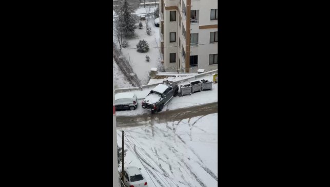 Elazığ'da karda kayan araçlar kameraya yansıdı
