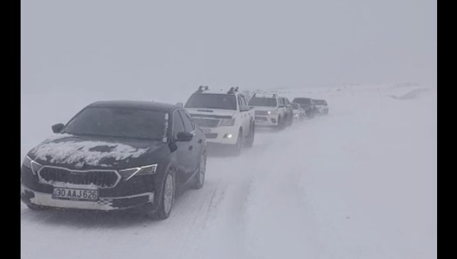 Yüksekova'da tipi ve fırtına nedeniyle 50 araç mahsur kaldı