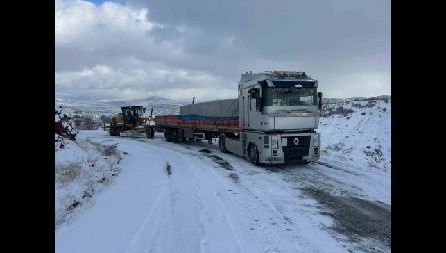Elazığ'da yolda kalan araçlar kurtarıldı