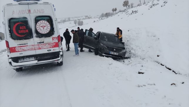 Bingöl'de kara saplanan SUV tipi aracın sürücüsü yaralandı
