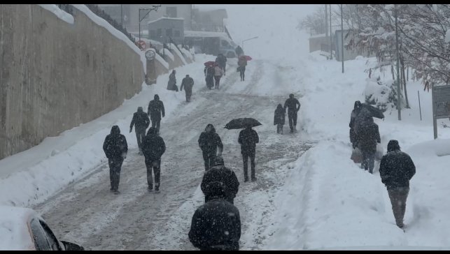 Yüksekova'da beyaz esaret: Vatandaşlar araçlarını bırakıp yürüdü