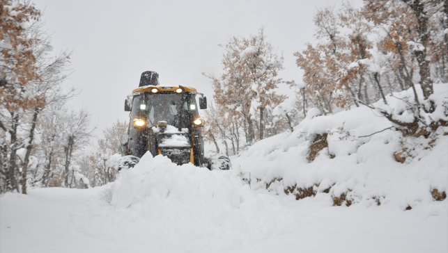 Bitlis'te kar nedeniyle yolu kapanan mezrada mahsur kalan besicilerin yardımına ekipler yetişti
