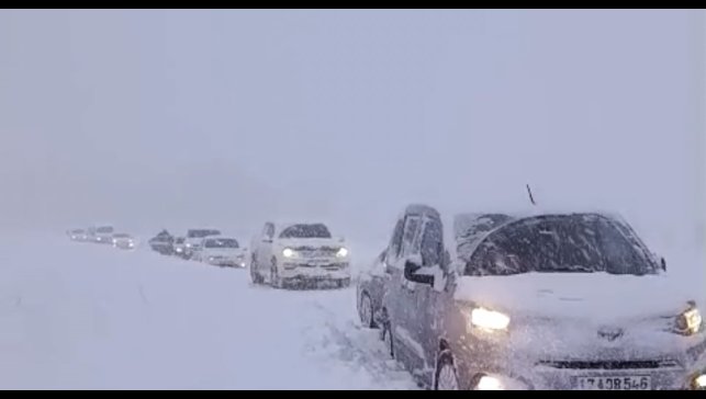 Yüksekova'da kar esareti: Tipi yolları kapattı, onlarca araç mahsur kaldı