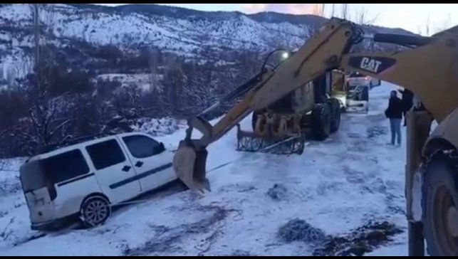 Karda mahsur kalan araç, ekipler tarafından kurtarıldı