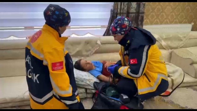 Kardan barikatları UMKE aştı: Yüksekova'da zamana karşı yaşam mücadelesi