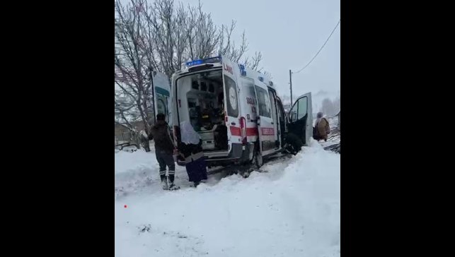 Kardan kapanan yolda hastaneye yetişemeden ambulansta doğum yaptı