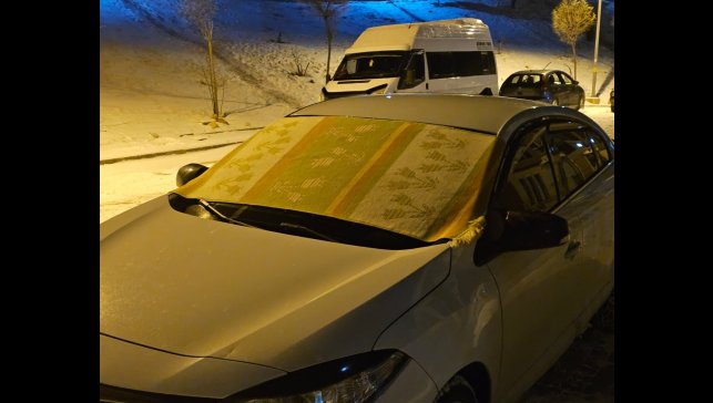 Elazığ'da dondurucu soğuklara karşı araç camları kilimle korunuyor