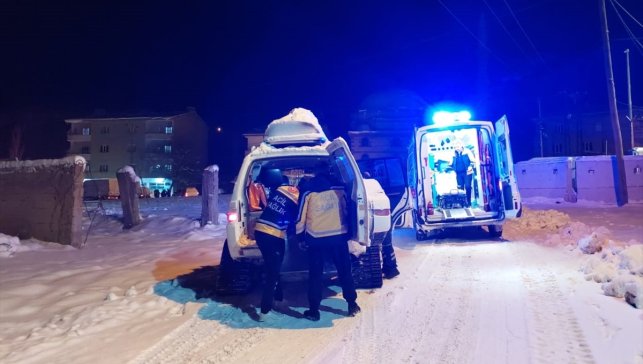 Muş'ta mezrada rahatsızlanan öğretmen, ekiplerin çalışmasıyla hastaneye ulaştırıldı