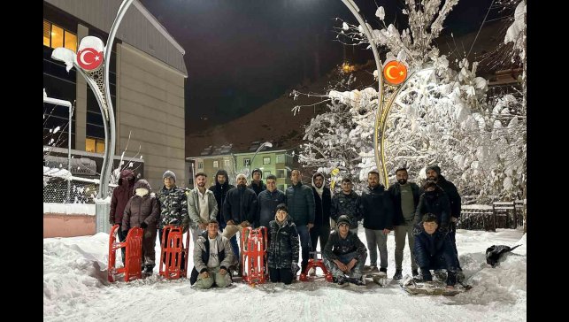 Çatak'ta çocuklar kar katilini eğlenceye dönüştürdü