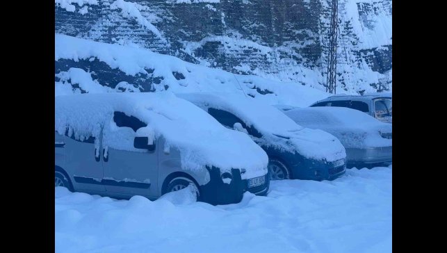 Hakkari'de kar yağışı yerini dondurucu soğuklara bıraktı