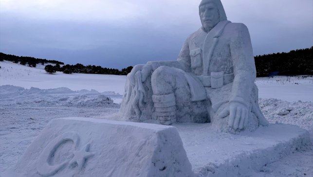 Kars'ta Sarıkamış Harekatı için kardan hazırlanan iki heykelden biri tamamlandı