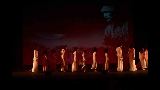 Koruma altındaki çocuklardan duygulandıran performans: "Harman yeri 1915" Erzurum'da sahnelendi