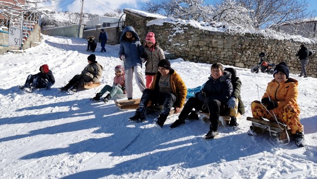 Erzincan'da çocukların kızak keyfi