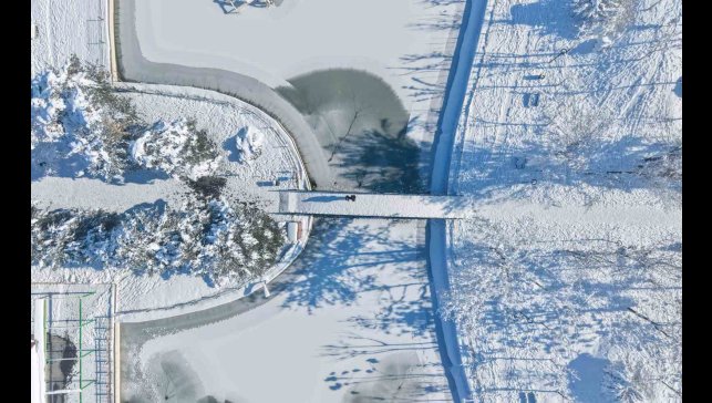 Muş'ta eksi 28 derece: Göletler dondu, çatılarda buz sarkıtları oluştu