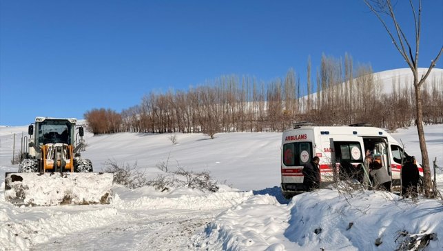 Muş'ta yolu kapanan mezradaki hasta, ekiplerin çabasıyla hastaneye ulaştırıldı