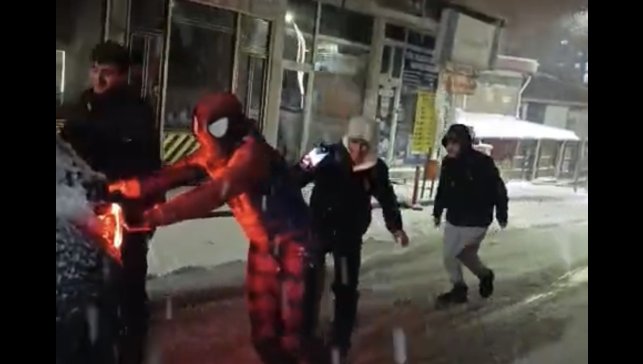 Mahsur kalan sürücüye örümcek adam desteği