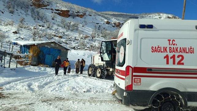 Tunceli'de kardan yolu kapanan köylerdeki iki hasta ekiplerce hastaneye ulaştırıldı