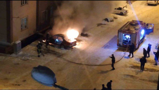 Van'da park halindeki otomobil alev alev yandı