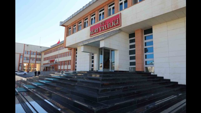 Ağrı'da yoğun kar ve buzlanma nedeniyle eğitime 1 gün ara