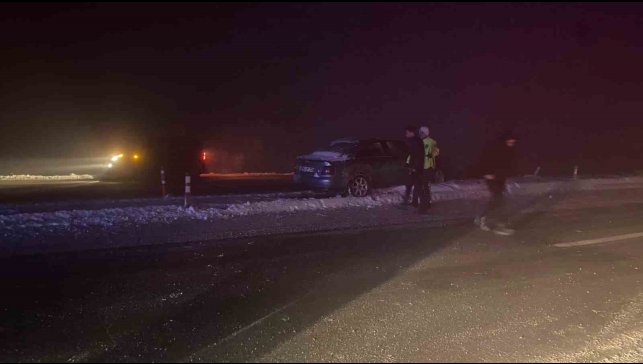 Muş'ta sis ve buzlanma kazaya neden oldu: Otomobil refüje çarptı