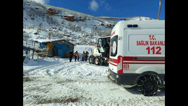 Karla kapanan yollar aşıldı, 2 hasta sağlık ekiplerince hastaneye ulaştırıldı