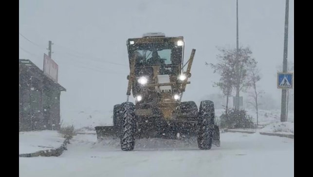 Elazığ'da kar yağışıyla birlikte, belediye ekipleri çalışmalara başladı