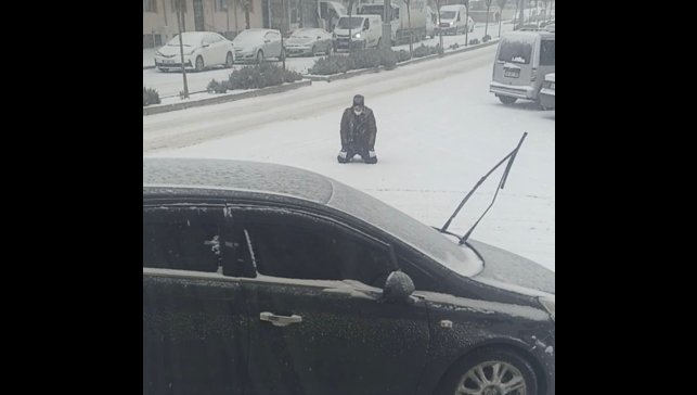 Kar yağışını görünce cadde ortasında secde etti