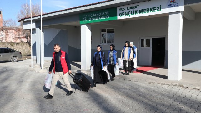 Muş'ta gönüllü gençler 20 köyde yaptıkları etkinliklerle çocukların yüzünü güldürdü