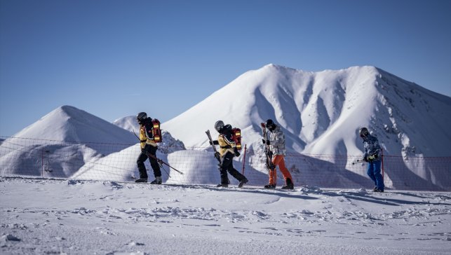 Palandöken'in kayaklı 112 sağlık ekibi sporcu kazalarına anında müdahale edecek