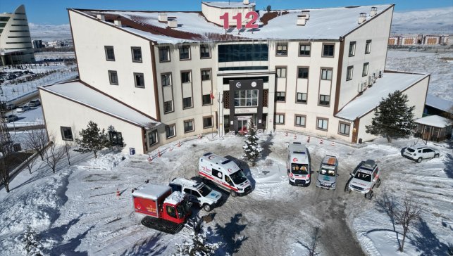 Erzurum'da 112 Sağlık ekipleri paletli ve snowtrack ambulanslarla kışa hazır