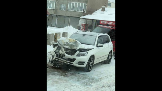 Tatvan Belediye Başkanının makam aracı kaza yaptı