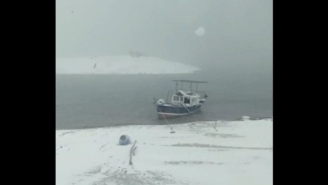 Yoğun kar ve sis balıkçıları durdurdu: Tekneler kıyıya çekildi
