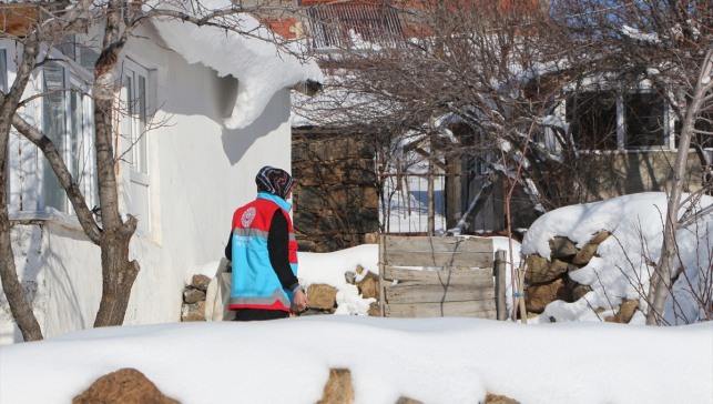 Karlıova'da Vefa ekipleri kar yağışına rağmen engelli, hasta ve yaşlıların yardımına koşuyor