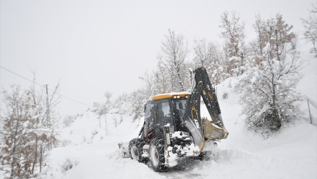 Bitlis'te yolu kapanan mezradaki hasta ekiplerin çalışmasıyla hastaneye ulaştırıldı