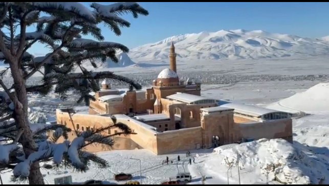 Karlar altında masalsı bir manzara: İshak Paşa Sarayı kışa böyle girdi
