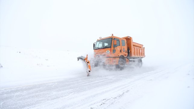 Kars-Ardahan kara yolunda ulaşım güçlükle sağlanıyor 
