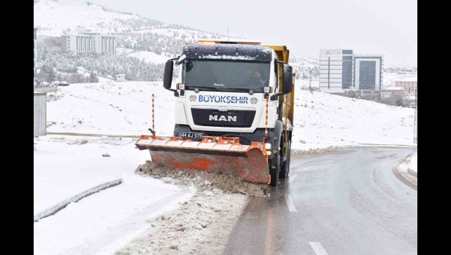 Malatya'da karla mücadele sürüyor