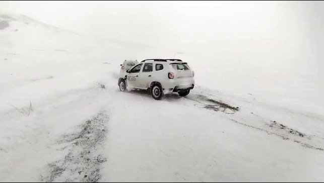 Erzurum'da kar ve tipi ulaşımı durma noktasına getirdi