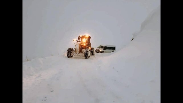 Erzincan'da kar ve tipi nedeniyle 341 köy yolu ulaşıma kapandı