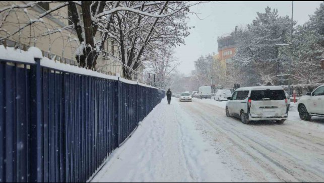 Tunceli'de motokurye ve kış lastiği bulunmayan tüm araçların trafiğe çıkışı yasaklandı