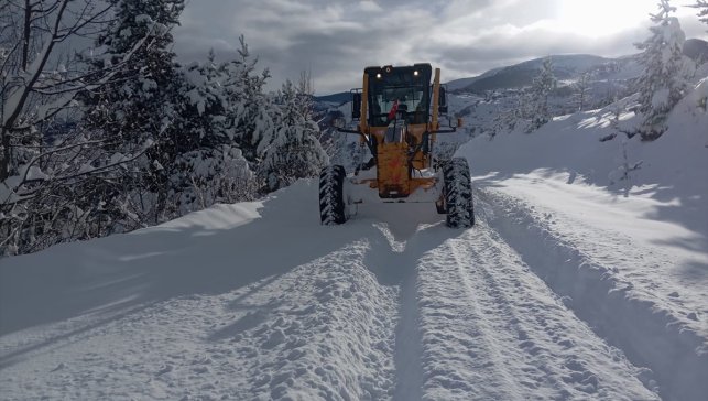 Ardahan'da kardan kapanan 4 köy yolunda yeniden ulaşım sağlandı