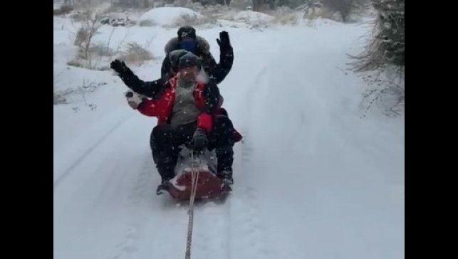Malatya'da traktör arkasında karda 'sörf'