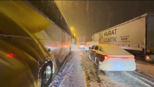Elazığ'da kar yağışından dolayı araçlar yolda kaldı