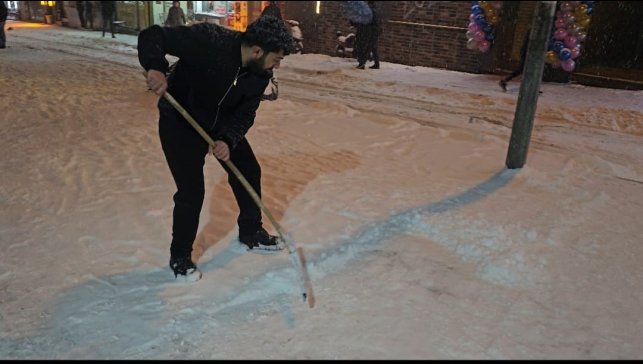 Elazığ'da esnafın karla mücadelesi
