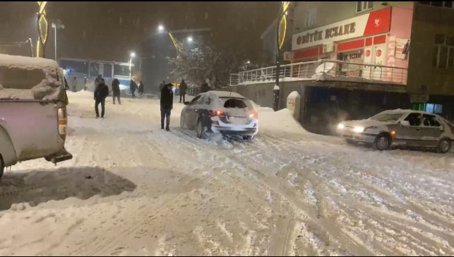 Hasköy'de karda kayan araçlar kameraya yansıdı