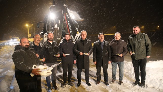 Muş Valisi Çakır, yeni yıla görev başında giren kamu görevlilerini ziyaret etti